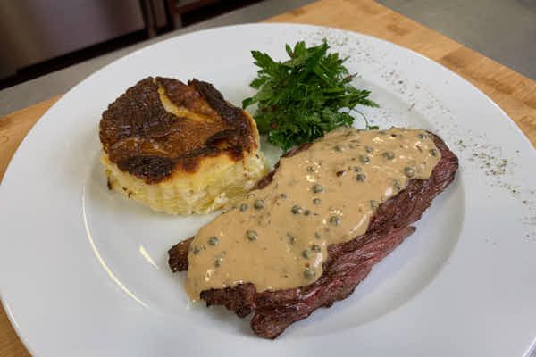 73_Bavette au poivre vert, gratin Dauphinois et salade d'herbes_LesFoodCuisine_VignetteSite