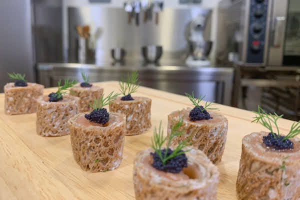 Proposez à vos collaborateurs un atelier apéritif participatif pour démarrer ou conclure la journée en beauté. En compagnie de nos chefs animateurs, vos équipes préparent ensemble de délicieuses bouchées apéritives, tout en s'initiant à l'art du cocktail au shaker ou au pilon . 