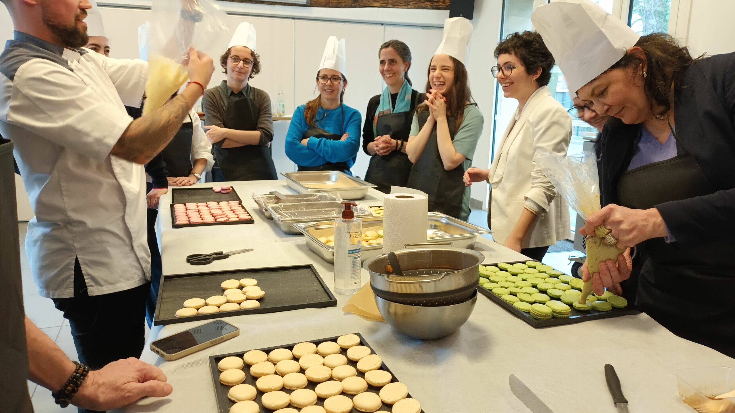 Plongez dans l'univers sucré de la pâtisserie française avec notre Atelier Macarons, une animation culinaire 100 % plaisir, idéale pour un team building coloré et créatif. 