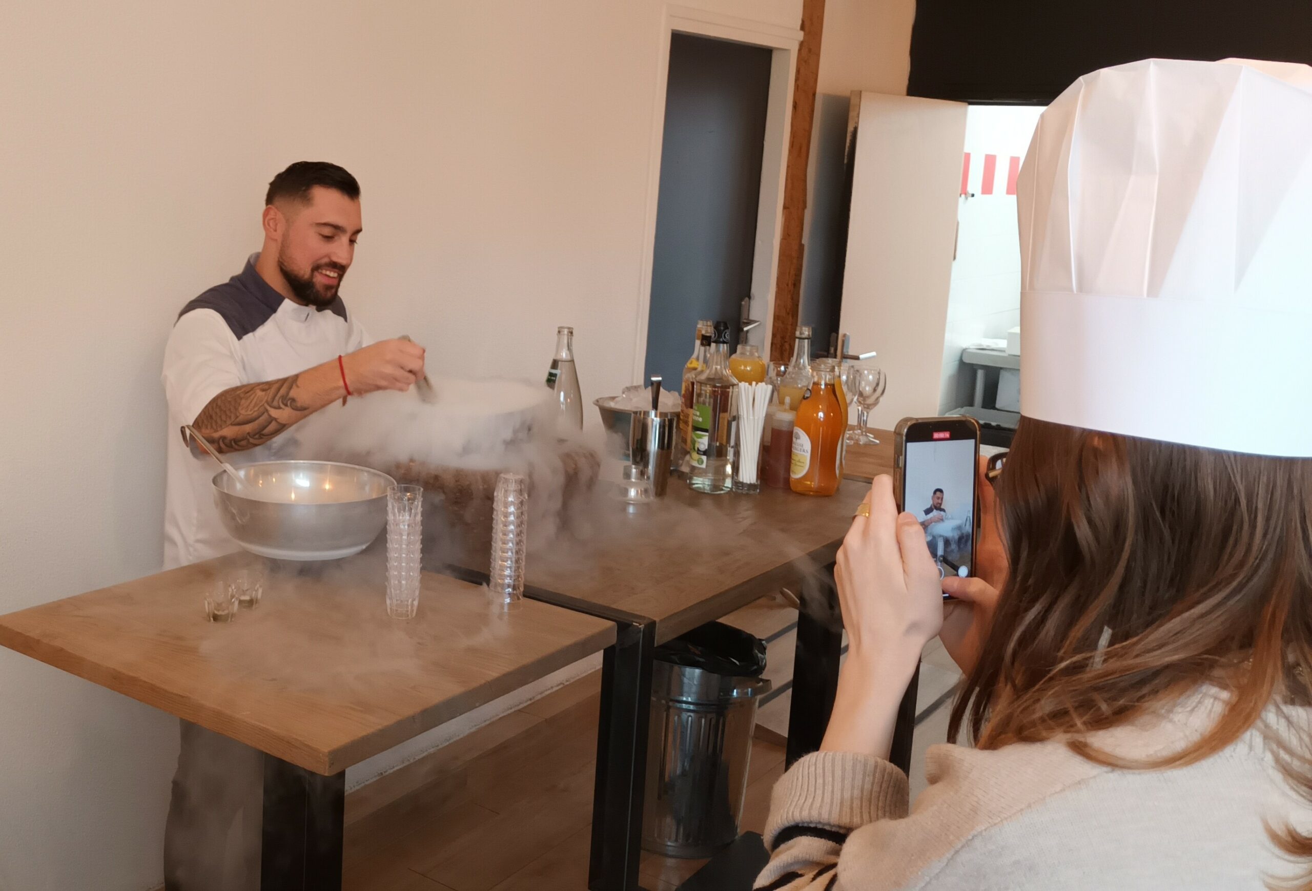 Proposez à vos collaborateurs un cours de cuisine moléculaire aussi original que stimulant, où science et gastronomie fusionnent pour un team building inoubliable. 