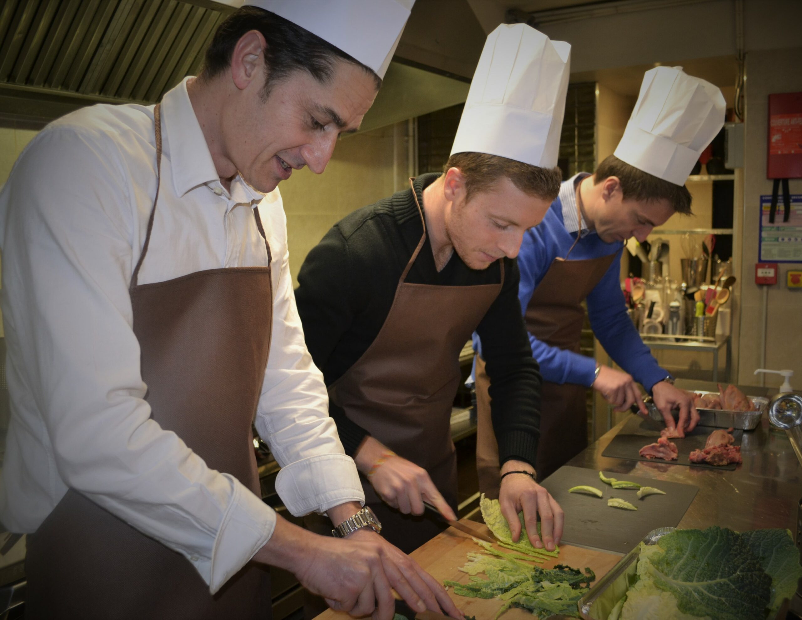 Un cours de cuisine participatif, encadré par nos chefs animateurs, pour créer ensemble un menu complet : mise en bouche, entrée, plat et dessert. 