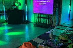 Pour votre soirée, nos DJ expérimentés sauront comprendre ce qu’attendent vos invités tout en respectant les goûts musicaux de chacun.  Équipé d’une sonorisation complète, d’un large choix de musique, des boites ambre pour créer une ambiance dans votre salle de réception et des totems aux abords de la piste de danse, ils sauront vous ravir et vous faire vivre une excellente soirée.