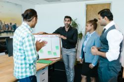 Véritable expérience immersive, cet atelier vise à sensibiliser vos collaborateurs aux enjeux climatiques tout en favorisant la collaboration et la mobilisation de l’intelligence collective.  A travers un exercice de coworking, les participants construiront ensemble une fresque représentant les causes et conséquences du changement climatique tout en consolidant les liens entre collègues.  Encadrés par des animateurs ingénieurs expérimentés, vos équipes apprendront à travailler ensemble de manière créative et à prendre conscience de leur rôle dans la transition écologique.