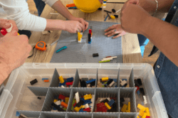  Répartis en groupes, chaque équipe aura la mission de réaliser plusieurs défis tout au long de vos créations. Concentration, logique, imagination et précision seront les qualités requises pour tenter de cumuler un maximum de points au fur et à mesure des épreuves et contraintes imposées par notre animateur.  Des défis créatifs vous attendent et solliciteront l’esprit d’équipe, sans aucun doute, l’atout majeur pour remporter la victoire.