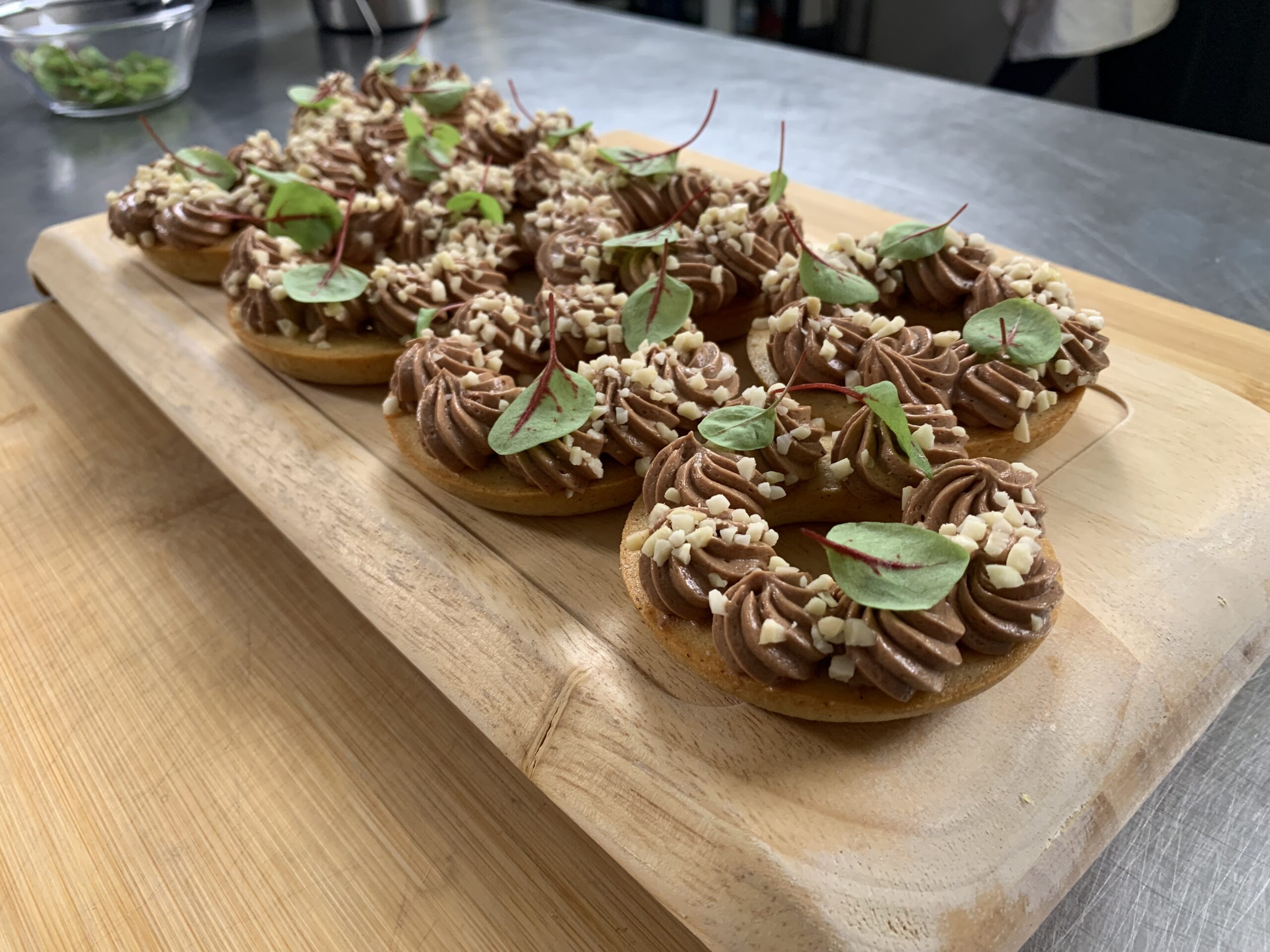 Avec la Pause Gourmande , offrez à vos équipes un moment sucré, réconfortant et résolument fédérateur. Ce team building pâtissier est conçu pour créer du lien dans une ambiance douce, conviviale et créative. 