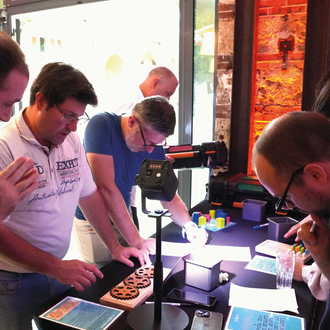 De la logique, des mathématiques, du codage, des jeux à manipuler avec adresse : tout le monde peut s’y retrouver ! Un véritable Team Building au cours duquel les participants mettent en commun leurs compétences pour résoudre les difficultés.