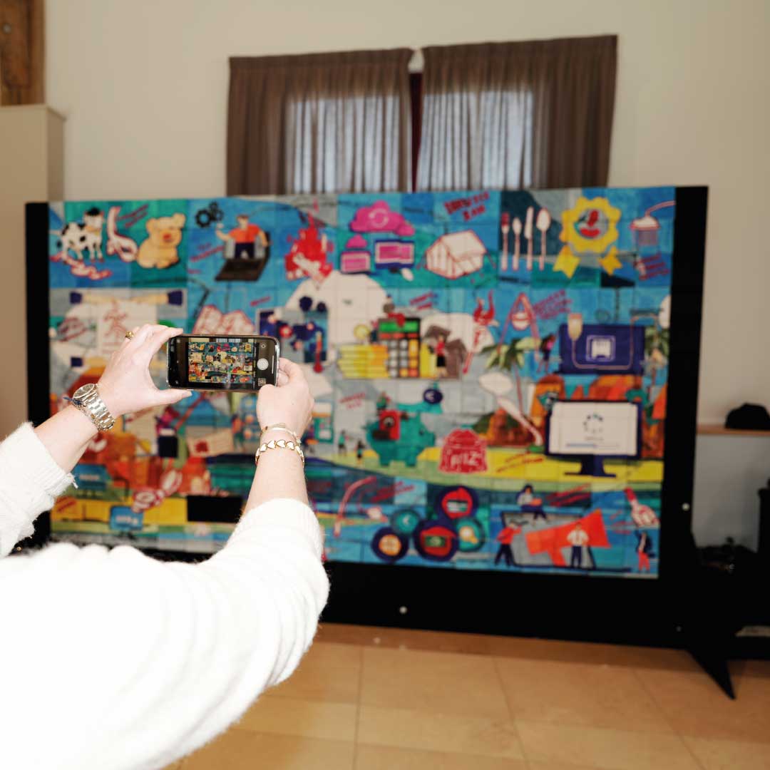 Sans connaître le projet global, ni en percevoir toutes les étapes, il est possible, comme en entreprise, de créer une œuvre collective.  Participer à une œuvre commune tout en gardant sa place et en faisant preuve de créativité est l’objectif de cette animation.  Chacun dessine sur des toiles vierges, en se coordonnant avec les toiles voisines pour assurer la continuité de l’œuvre, mais doit aussi laisser parler son esprit créatif dans les zones de la toile laissées libres.  A la ﬁn, tous les participants positionnent leurs toiles sur un panneau géant et tous découvrent l’œuvre commune dont ils avaient une vision partielle.