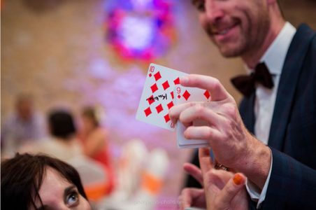 Mettez de la magie dans vos soirées avec nos magiciens mentalistes. Avant et/ou pendant votre dîner, vous serez surpris par les tours de magie incroyables exécutés en close-up sous vos yeux ébahis. Nos magiciens mentalistes vous surprendront aussi en lisant dans vos pensées les plus intimes… Votre signe astrologique, votre date de naissance ou un simple mot, rien ne leur échappe !