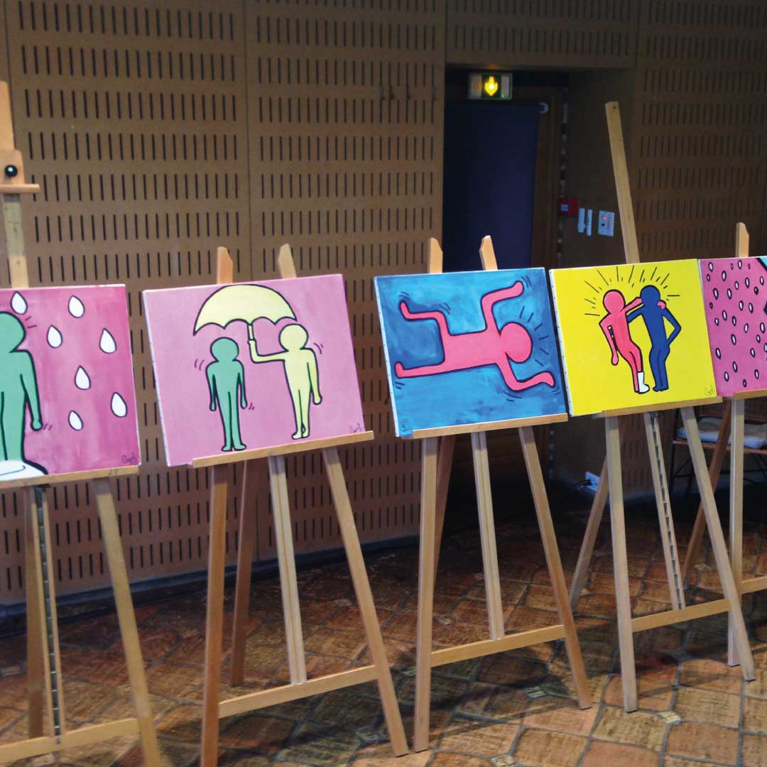 Après la présentation générale de l’animation, chaque équipe a pour mission de créer une œuvre reprenant tous les critères préalablement précisés. Par exemple, illustrer les valeurs de leur entreprise ou une nouvelle campagne de communication.  Chaque équipe doit peindre plusieurs tableaux (nombre et tailles de toiles en fonction du nombre de personnes et du temps de jeu), mais en cohérence car à l’issue de l’animation elles devront toutes présenter leur œuvre globale et la mettre en scène.