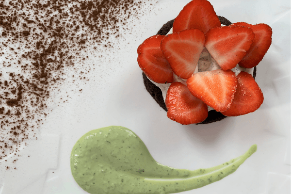 301_Sablé au chocolat noir à la fleur de sel, mascarpone vanillé, fraises et émulsion de basilic-site