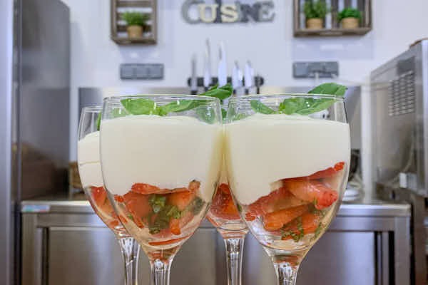 33_Poelee de fraises au basilic et mousse de chocolat blanc_LesFoodCuisine_VignetteSite