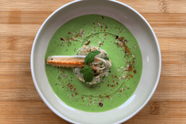 Velouté frappé de petits pois à la menthe et tartare de langoustine