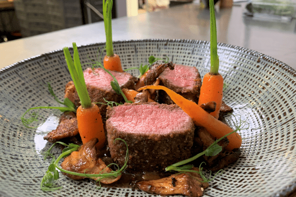 Canon d'agneau avec mini carottes glacées et girolles sauce fruits secs