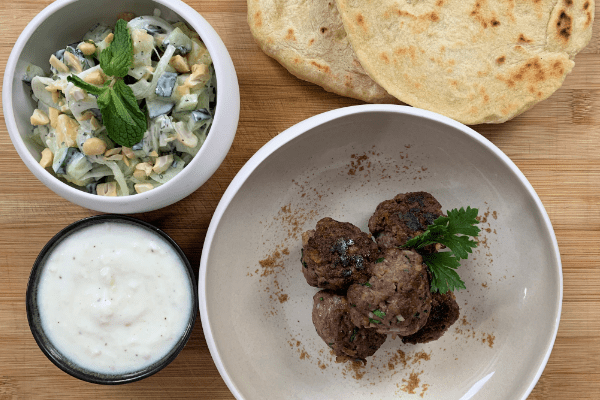 410_Kefta d’agneau, concombre en Raïta aux noix de cajou et pita-site