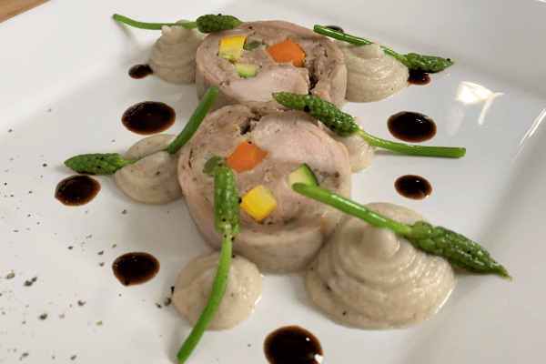 425_Râble de lapin farci aux légumes, jus corsé, asperges vertes sauvages, purée de mogettes-site