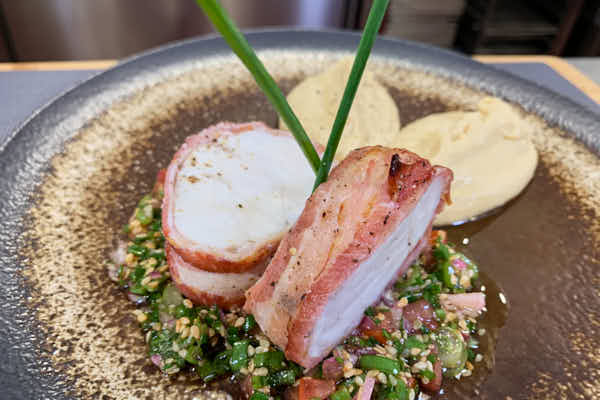 50_Tournedos de lotte en chemise de lard, puree de pois chiche, sauce cebette_LesFoodCuisine_VignetteSite
