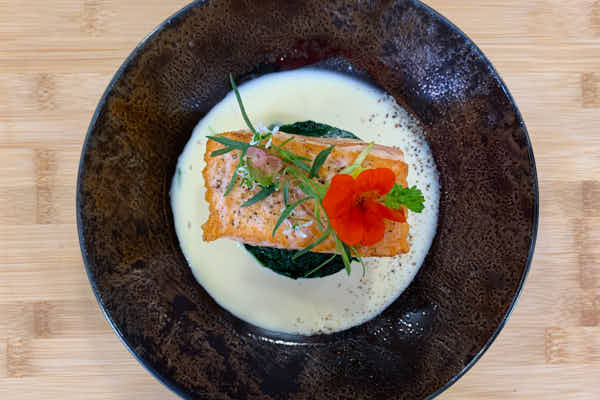 58_Mi-cuit de saumon, tombee d'epinard a la coriandre et beurre blanc_LesFoodCuisine_VignetteSite